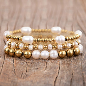 Conjunto de pulseras de perlas de agua dulce doradas